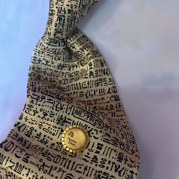 Vintage MUSEUM ARTIFACTS 100% Silk hieroglyphics pattern - Picture 5 of 6